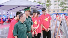 Biển đảo Việt Nam hiện lên sống động qua tranh cổ động và ảnh tư liệu