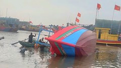 Tàu cá bất ngờ chìm khi đang neo đậu, 30 người dân cùng trục vớt