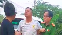 Cầm dao đuổi đánh người trên đường, nam thanh niên bị khống chế