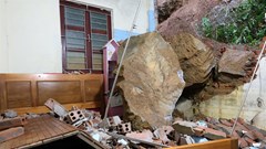 Sạt lở vùi lấp giường ngủ, một gia đình phải di dời trong đêm