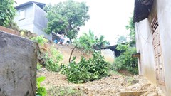 Mưa kéo dài, đất đá sạt vào nhà dân ở Thanh Hóa
