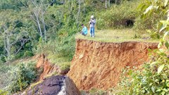 Sạt lở núi Pù Bai đe dọa 10 hộ dân, Thanh Hóa công bố tình huống khẩn cấp