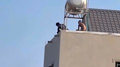 Sau 9 giờ đấu trí, hai đối tượng ma túy cố thủ trên mái nhà ở Thanh Hóa ra đầu hàng