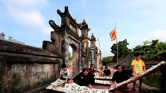  Nếp nhà gìn giữ “màu dân tộc“