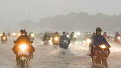 Hà Nội: Nhiều tuyến đường ngập sâu, người dân chật vật di chuyển