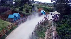 Lâm Đồng: Lật taxi chở khách tham quan, 4 người thương vong