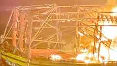 Tàu cá bốc cháy trên biển, 7 thuyền viên được cứu thoát