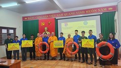 Tặng phao cứu sinh và biển cảnh báo phòng, chống đuối nước cho học sinh