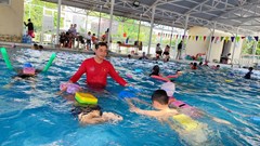 Những lớp dạy bơi ngày hè cho trẻ em