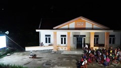 Mang phim lên với đồng bào Chứt ở bản Lòm