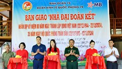 Bàn giao nhà Đại đoàn kết cho 3 hộ nghèo đồng bào Bru - Vân Kiều