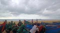 Tạm dừng sân bay, di dời hộ dân, cho học sinh nghỉ học để ứng phó mưa bão