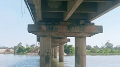 Chiếc cầu nối đôi bờ sông Thai xuống cấp nghiêm trọng, có nguy cơ sập