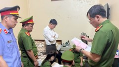 Bắt tạm giam nguyên Chủ tịch xã và cán bộ địa chính về tội “giả mạo trong công tác”