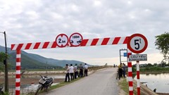 Hạn chế phương tiện lưu thông qua cầu sông Thai