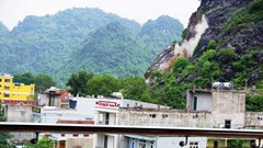 Xử lý khối đá nặng 300 tấn có nguy cơ sạt lở ở Phong Nha