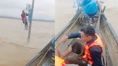 Cứu sống người suốt đêm bám vào khung pano ở cột điện giữa nước lũ