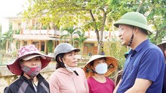 Bí thư Tỉnh ủy Quảng Bình Lê Ngọc Quang lội bùn về với người dân vùng ‘rốn lũ’