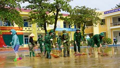 Quân dân đồng sức dọn dẹp bùn đất sau lũ