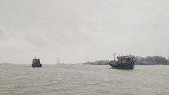Giúp ngư dân cứu kéo tàu cá bị sự cố vào bờ an toàn