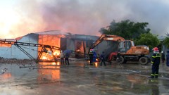 Hoả hoạn gây thiệt hại lớn tại xưởng sản xuất bột cá gần cảng Gianh