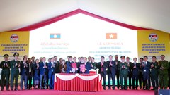 Đoàn kết dân bản ở hai bên biên giới Việt Nam-Lào