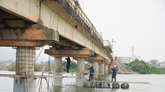 Gia cố cầu Sông Thai để người dân lưu thông an toàn trong dịp Tết Nguyên đán Ất Tỵ