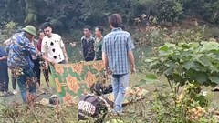 Trượt chân khi lội qua khe, 2 thanh niên bị đuối nước thương tâm 