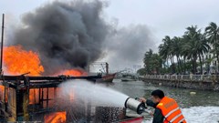Tàu cá bất ngờ bốc cháy khi đang neo đậu trên sông Nhật Lệ
