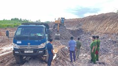 Bắt quả tang 3 đối tượng khai thác, vận chuyển đất trái phép