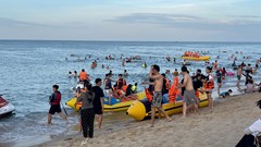 Lo ngại mất an toàn từ trải nghiệm mô tô nước kéo phao chuối ở biển Nhật Lệ