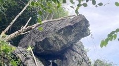 Nổ phá khối đá 30 tấn “treo lơ lửng” có nguy cơ sạt lở uy hiếp nhà văn hoá bản