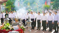 Tổng Bí thư Tô Lâm dâng hương tại Đền thờ Bác Hồ và các Anh hùng liệt sĩ tỉnh Quảng Bình