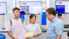 Đi kiểm tra chính quyền 2 cấp ở vùng cao, Chủ tịch UBND tỉnh trao giấy kết hôn và tặng quà đôi vợ chồng trẻ