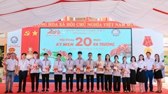 Tri ân thầy cô, tặng học bổng, trồng cây xanh tại trường cũ