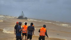 Khẩn trương ứng cứu ngư dân trên 2 tàu cá chìm, hỏng máy khi vào Cửa Việt trú bão số 10