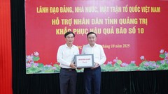 Thường trực Ban Bí thư Trần Cẩm Tú trao hỗ trợ của Đảng, Nhà nước, Mặt trận giúp nhân dân Quảng Trị khắc phục hậu quả bão số 10