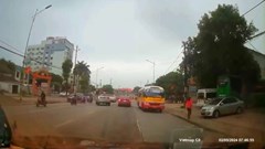 Tước bằng lái tài xế xe buýt chạy ngược chiều trên Quốc lộ 1