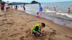Nắng nóng như đổ lửa, du khách đổ về biển Cửa Lò “giải nhiệt“