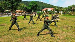 Bộ đội đặc công đổ mồ hôi tôi luyện trên thao trường 