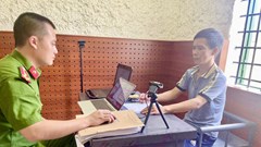 Bắt đối tượng lắp camera quay lén trong nhà nghỉ để tống tiền