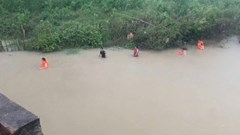 Đi qua cầu tràn, học sinh lớp 3 rơi xuống sông mất tích