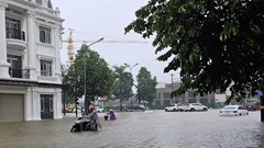 Mưa trắng trời, nhiều tuyến đường thành phố Vinh ngập sâu