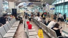 Nhà ga sân bay quốc tế Vinh bị dột, phải dùng xô hứng nước