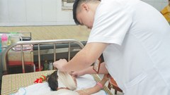 Bé gái 4 tuổi bỏng nặng do nghịch bật lửa