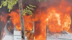 Xe cứu thương cháy trước cửa phòng cấp cứu bệnh viện