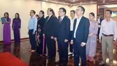 Dâng hoa, dâng hương tưởng niệm Chủ tịch Hồ Chí Minh