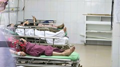 Hơn 60 công nhân phải nhập viện sau bữa cơm trưa