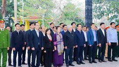 Chủ tịch UBTƯ MTTQ Việt Nam Đỗ Văn Chiến dâng hương tại nghĩa trang Việt - Lào