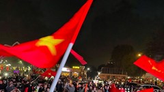 Biển người dân thành Vinh mừng chức vô địch của đội tuyển Việt Nam